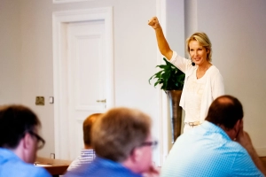 Regina Först von People Först in einem Führungskräfteseminar